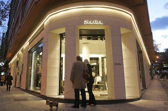 La primera tienda Zara cumple 40 años y con Amancio Ortega como tercer hombre más rico del mundo
