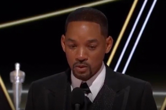 Will Smith pierde el control y golpea a Chris Rock en la gala de los Oscars 2022