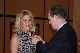 Shakira es  Caballero de las Artes y Letras