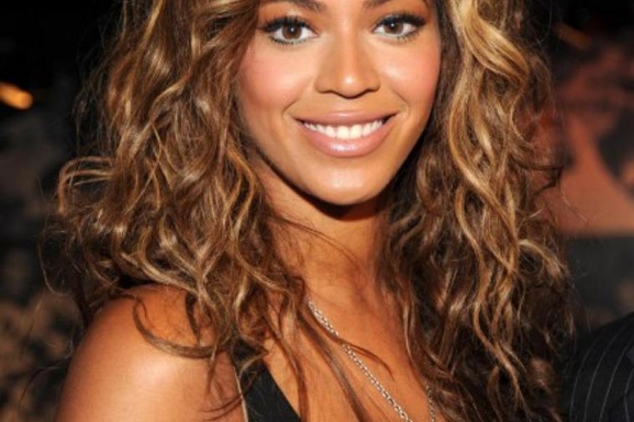 Beyoncé publica su quinto álbum de estudio por sorpresa en iTunes