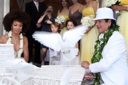 ¡Carlos Santana se casó!