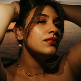 Alba_curvy