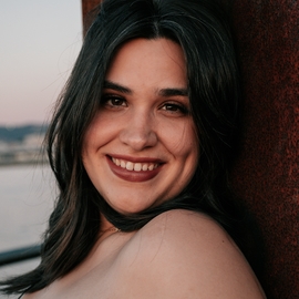 Alba_curvy