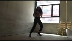 C.Tangana Tiny Desk Coreografía con abanicos.