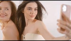 Publicidad para la marca de cosmeticos Erayba
