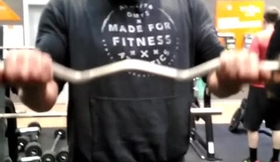 Entrenando en el gym. 27,5 Kgs a cada lado de la barra. Última serie de curl de bíceps después de ha