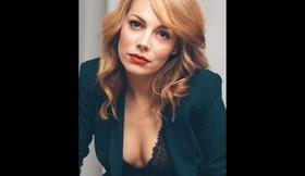 Eve Flores (Presentadora).