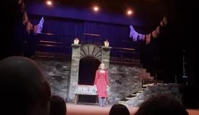 Clara cantando "As long as he needs me" de Oliver! Jr, Hampton Theatre, London