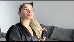 Maquillaje luminoso y peinado efecto húmedo (Wet Look)
