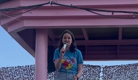 Clara cantando "Parte de él" (La Sirenita)