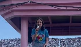 Clara cantando "Parte de él" (La Sirenita)