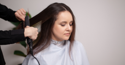 Casting chicas con cabello castaño para evento de peluquería en Sevilla