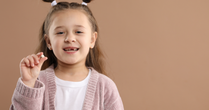 Casting niña caucásica de 6 a 8 años a la que se le haya caído un diente para proyecto publicitario en Barcelona