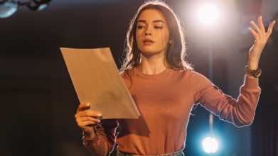 Casting actriz entre 26 y 55 años para obra de teatro infantil y familiar en Huelva