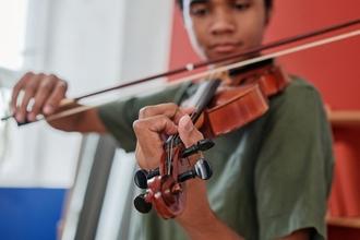 Casting niño de 12 a14 años que sepa tocar el violín para próximo proyecto de ficción