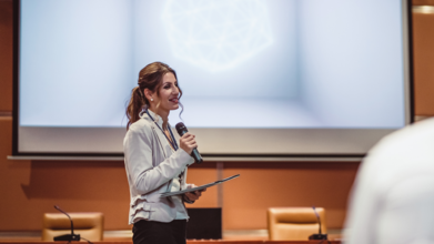 Casting presentador o presentadora bilingüe en euskera y castellano para evento en Irún