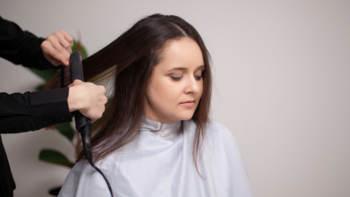 Casting chicas con cabello castaño para evento de peluquería en Sevilla
