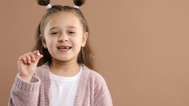 Casting niña caucásica de 6 a 8 años a la que se le haya caído un diente para proyecto publicitario en Barcelona