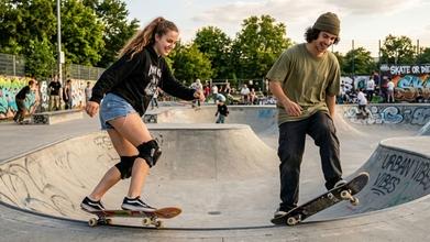 Casting chicos y chicas que practiquen skateboard para un spot publicitario
