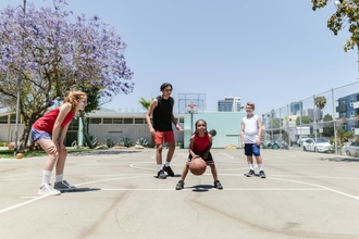 Casting niños y niñas de 8 a 12 años que jueguen baloncesto en un equipo para rodaje