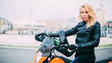 Casting mujer de 25 a 35 años con una moto para spot de televisión nacional