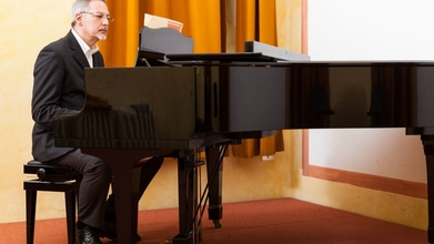 Casting hombres pianistas mayores de 70 años para spot publicitario en toda España