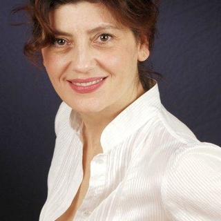 NI CON EL PÉTALO DE UNA ROSA