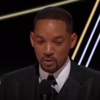 Will Smith pierde el control y golpea a Chris Rock en la gala de los Oscars 2022