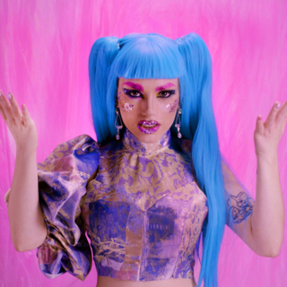 Conociendo a Lil Barby : La “showgirl” pop de la comunidad LGTBIQ+ y del empoderamiento femenino. 