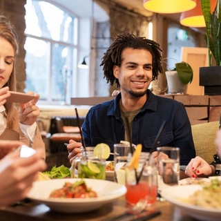 Casting chicos y chicas de 19 a 25 años para sesión fotográfica gastronómica en Madrid