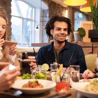 Casting chicos y chicas de 19 a 25 años para sesión fotográfica gastronómica en Madrid