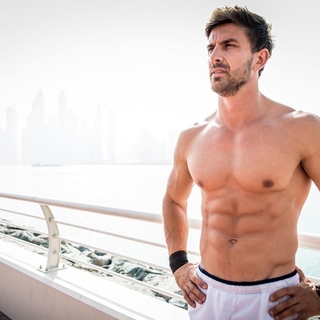 Casting hombre de cuerpo musculoso y barba para rodaje