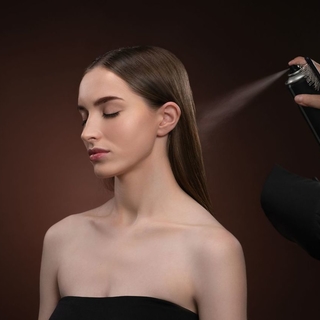 Modelo femenina de peluquería para marca italiana