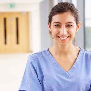 Se busca una/un auxiliar de enfermería real de origen latinoamericano para película