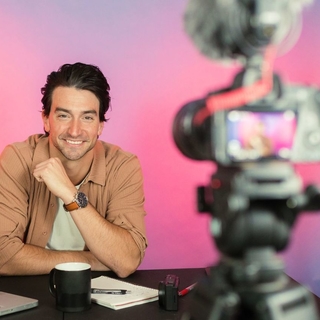 Casting hombre creador de contenido con inglés fluido