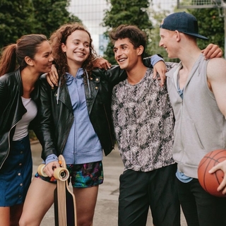 Casting hombres y mujeres de 18 a 21 años para vídeo publicitario online