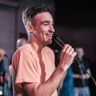 Casting actores y actrices que hablen inglés y sepan cantar para teatro escolar