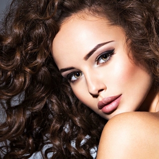 Casting modelo con pelo rizado para campaña de marca cosmética