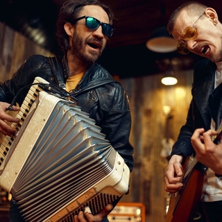 Casting orquestas balalaikas para rodaje de una serie en agosto