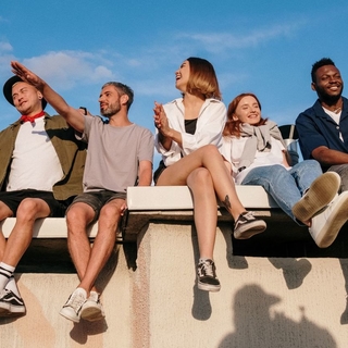 Casting figurantes hombres y mujeres para serie de Netflix