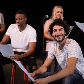 Casting actores y actrices bilingües inglés para gira teatral