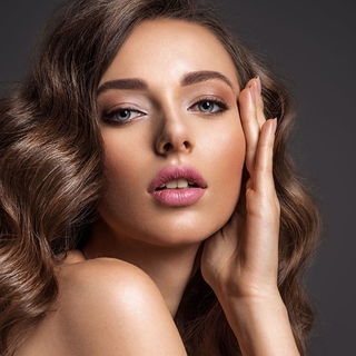 Modelo mujer de 18 a 35 años para desfile internacional