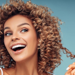 Casting mujeres con cabello rizado para desfile de firma de peluquería