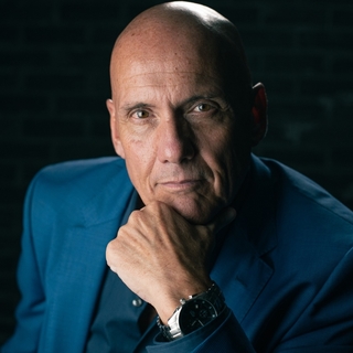 Néstor Nuñez, miembro VIP de casting.es, nos cuenta sobre cómo logró hacer de su pasión por el mundo del espectáculo, su oficio