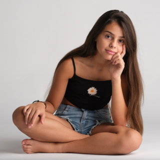 Jasmine Serra, artista VIP con tan solo 12 años ha tenido varias vivencias como actriz en teatro y delante de la cámara. 