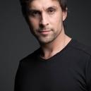 Adán Aguilar, un artista multidisciplinario dedicado al espectáculo y la comunicación