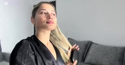 Maquillaje luminoso y peinado efecto húmedo (Wet Look)