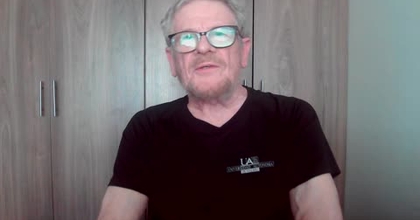 Pablo comenta brevemente sobre sus clases en inglés y español