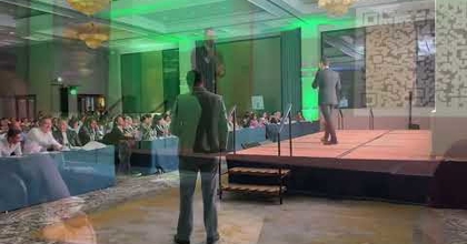 Alejandro Peniche maestro de ceremonias (moderador)